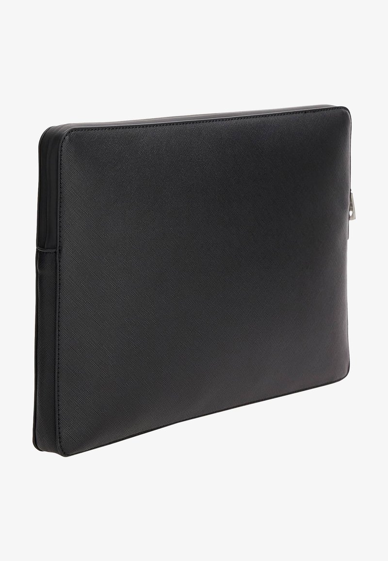 Housse d’ordinateur portable rectangulaire noire texturée avec fermeture éclair, présentée légèrement inclinée sur fond blanc.