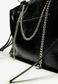 Bershka WITH CHAIN - Torbica - black