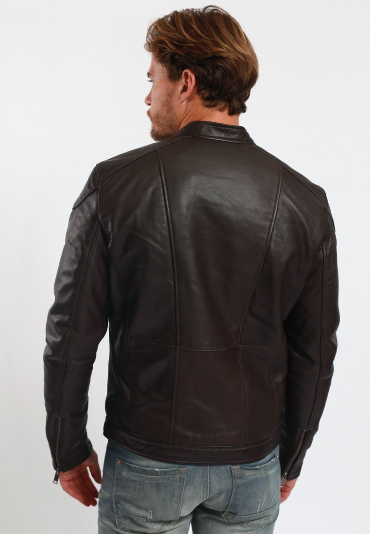 Chaqueta de cuero marrón con un diseño ajustado, que presenta costuras detalladas y un brillo sutil. La vista trasera destaca las costuras de los paneles del hombro y la espalda.