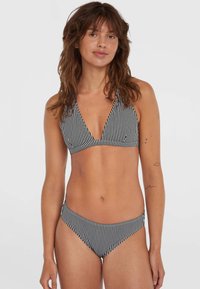 Completo bikini a righe bianche e nere, caratterizzato da un reggiseno triangolare con collare all'americana e slip a vita bassa coordinati, realizzato in un tessuto liscio.