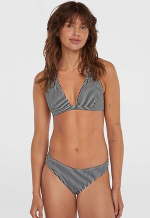 Ensemble de bikini rayé noir et blanc comprenant un haut de soutien-gorge triangulaire avec un col halter et un bas taille basse assorti, fabriqué dans un tissu lisse.