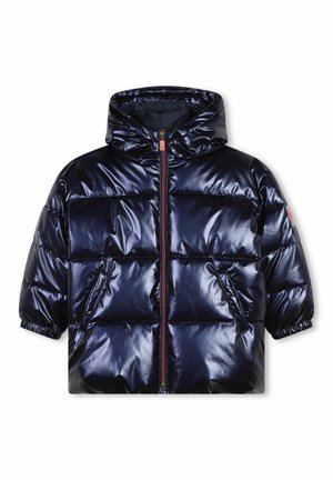 Giacca puffer imbottita blu navy con finitura lucida. Presenta una chiusura con zip frontale, un cappuccio e polsini elastici, con due tasche laterali.