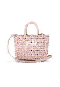 Sac à main en tweed tissé rose avec des poignées courtes, une longue bandoulière et le texte brodé "Saint Barth" à l'avant.