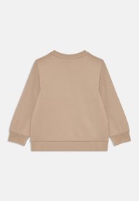 Sudadera beige de manga larga con puños y dobladillo acanalados, mostrada desde la parte posterior sobre un fondo blanco.