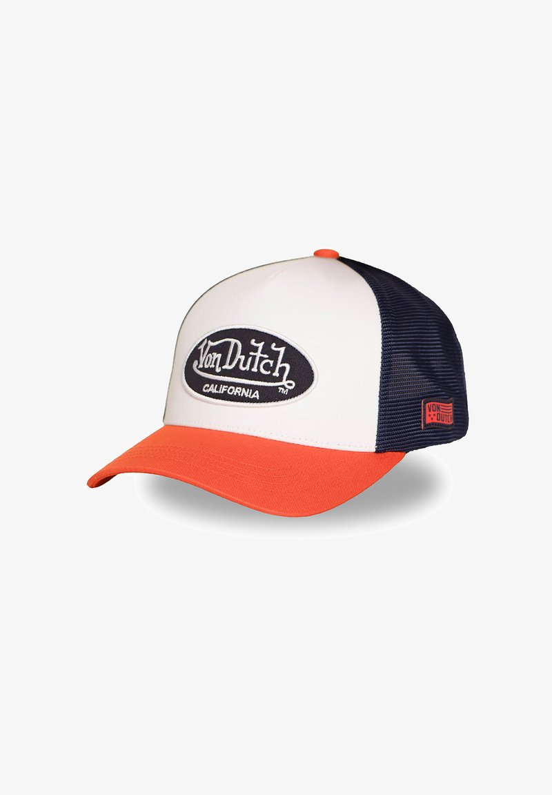 Casquette trucker blanche et marine avec une visière orange, un écusson à l'avant indiquant "Von Dutch California" et une petite étiquette rouge sur le côté en maille.