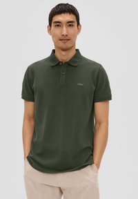 s.Oliver MIT LOGO-STICKEREI - Poloshirt - tannengrün