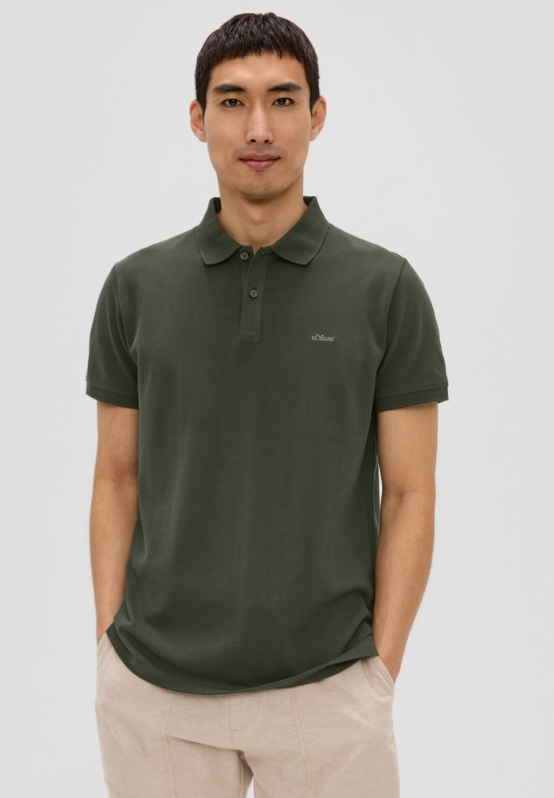 s.Oliver MIT LOGO-STICKEREI - Poloshirt - tannengrün
