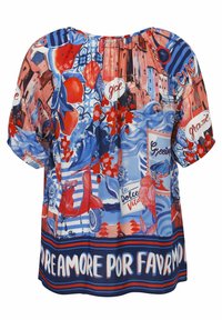 Kurzärmelige Bluse aus blauer, roter und weißer Stoff mit einem lebhaften, gemischten Grafikdruck, der Blumen, Gebäude und Text am Saum zeigt.