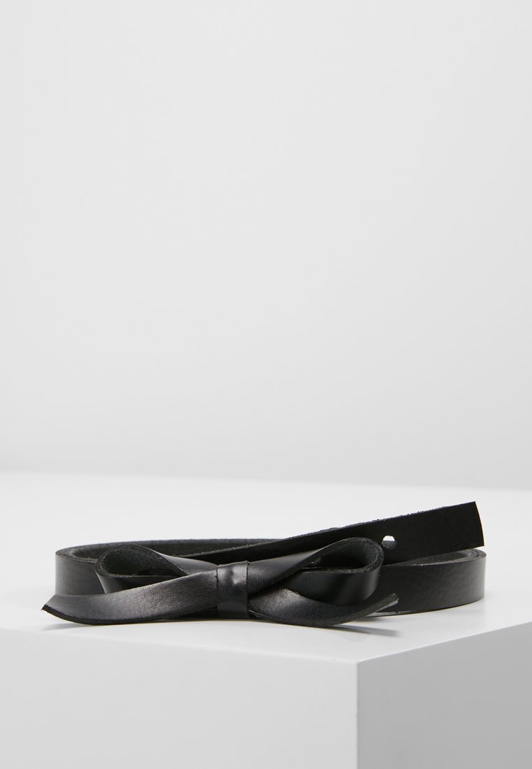 Cinturón de cuero negro con una textura suave y un detalle de lazo, que presenta un agujero para ajustes. Diseño simple y elegante.