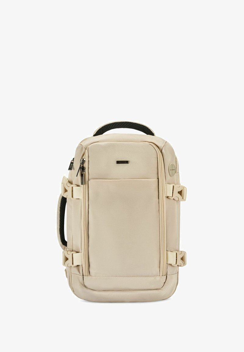 Beżowy plecak z trwałego materiału, z przednią kieszenią na zamek, bocznymi paskami i teksturowanym czarnym uchwytem. Prostokątny kształt z minimalnymi akcentami.