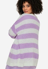 Strickpullover mit horizontalen lila und weißen Streifen, lockere Passform, strukturierter Stoff und weite Ärmel, von hinten betrachtet.