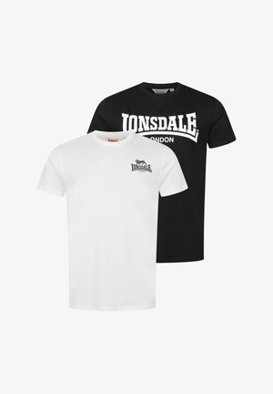 Dos camisetas: una blanca con un pequeño logo negro, y una negra con un gran logo blanco. Ambas están hechas de algodón y tienen un clásico cuello redondo.