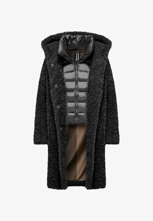 Cappotto nero a doppio strato con un esterno testurizzato realizzato in tessuto soffice, caratterizzato da un rivestimento interno lucido e imbottito e un cappuccio. Chiusure con bottoni e zip.