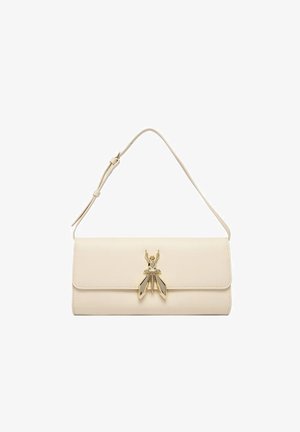 Borsa rettangolare beige con chiusura a patta e tracolla regolabile, caratterizzata da una fibbia dorata a forma di insetto al centro.