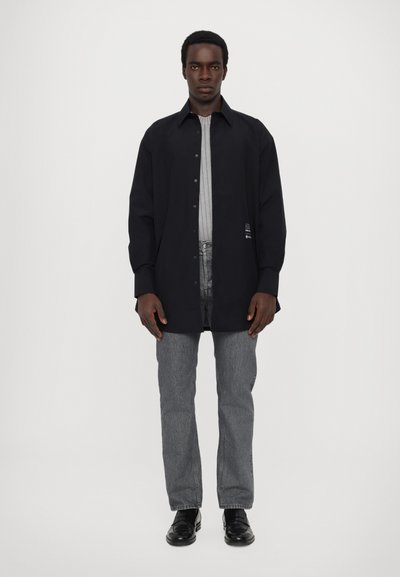 MM6 Maison Margiela c GORE LONG-SLEEVED  - Kratek plašč - deep black