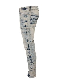 Uske skinny traperice od svijetloplavog materijala s tie-dye uzorkom, sa srednje visokim strukom, pet džepova i zatvaranjem na patent.