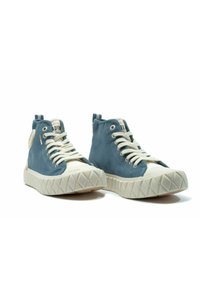 Baskets montantes en toile bleu clair avec des semelles en caoutchouc blanches, dotées de lacets plats, d'une pointe ronde et d'un motif de traction texturé.