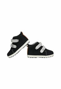 Stivaletti alla caviglia in suede nero con cinturini in velcro grigi, suole bianche e dettagli a contrasto marroni sul tallone. Tessuto strutturato con dettagli cuciti.