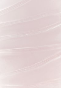 Materiale traslucido rosa chiaro con una texture liscia, caratterizzato da sottili linee ondulate e una finitura lucida su tutta la superficie.