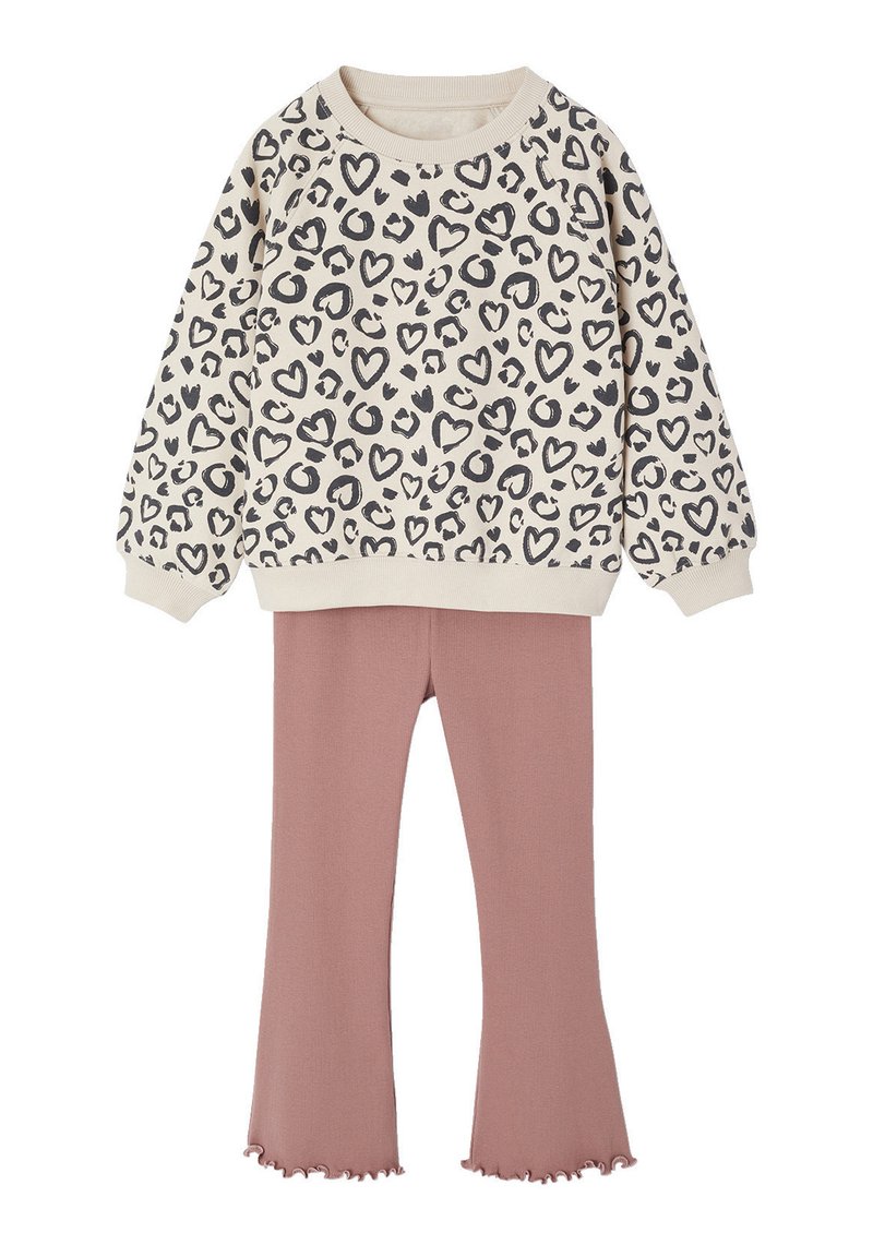 Cremesweatshirt mit schwarzem Herz und Leopardenprints, kombiniert mit staubrosa ausgestellten Hosen mit Rüschensäumen für Kinder.