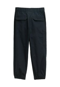 Donkerblauwe elastische taillebroek met een relaxte pasvorm, voorzien van twee achterzakken en één zijvak met klep. Gemaakt van lichtgewicht stof.