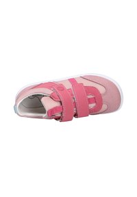 Sneaker per bambini rosa in materiali scamosciati e tessili, suola bianca, cinturini in Velcro, colletto imbottito e design sagomato per il comfort.