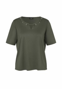 Olijf groene T-shirt met korte mouwen, een ronde halslijn en een uitsparingsdetail. Voorzien van zilveren oogjes en veters rond de halslijn. Gladde textuur.