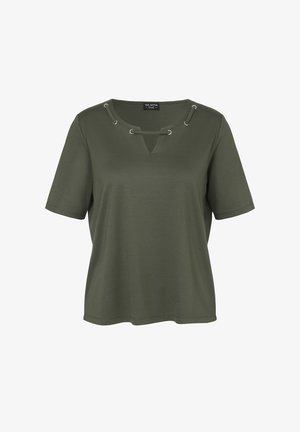 Olivgrünes T-Shirt mit kurzen Ärmeln und rundem Halsausschnitt sowie einem Ausschnitt-Detail. Verfügt über silberne Ösen und Laces am Halsausschnitt. Angenehme, glatte Textur.
