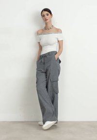 Calvin Klein Jeans LOGO ELASTIC BARDOT TOP - Trükipildiga T-särk - bright white