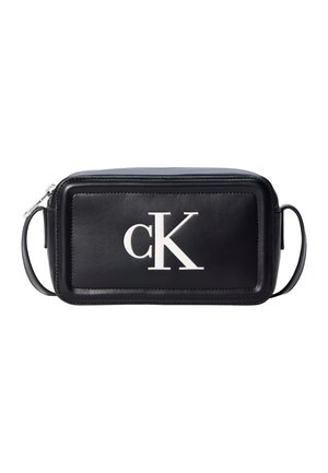 Schwarze rechteckige Leder-Umhängetasche mit silbernem Reißverschluss und weißem "cK"-Logo auf der Vorderseite.