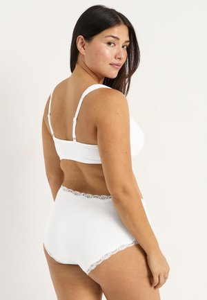 Witte katoenen beha met verstelbare bandjes en een gladde afwerking, gecombineerd met witte hoog ingezette slipjes met een kanten rand aan de randen.