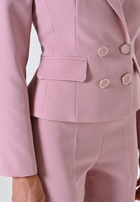 Roze op maat gemaakte blazer met een dubbelbreasted ontwerp, voorzien van ronde knopen in goudkleur, een zijzak en een gladde stoftextuur.