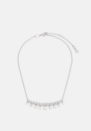 Sølvkæde med skiftevis runde og firkantede klare ædelstensanhæng på en hvid baggrund.