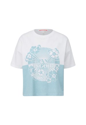 T-shirt raccourci en blanc et bleu clair, avec un design floral et le texte "LE CHANGEMENT EST BON." Fabriqué en coton doux et texturé.
