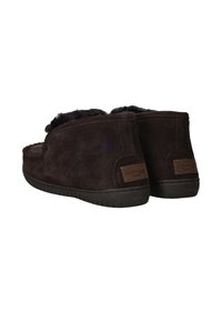 Bruine suède slippers met een lage profiel, zachte bontvoering en rubberen zool. Heeft een leren label op de hiel met "Warmbat" branding.