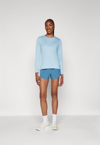 New Balance SPORT ESSENTIALS LONG SLEEVE - Ilgarankovis viršutinės dalies drabužis - chrome blue