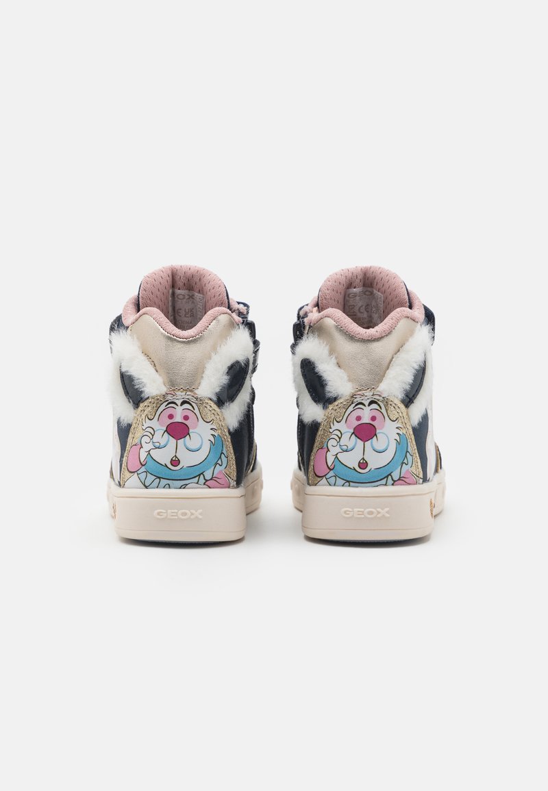 Baskets montantes noires avec des accents blancs moelleux et un design de personnage de dessin animé coloré à l'arrière ; matériaux texturés et semelles beiges.