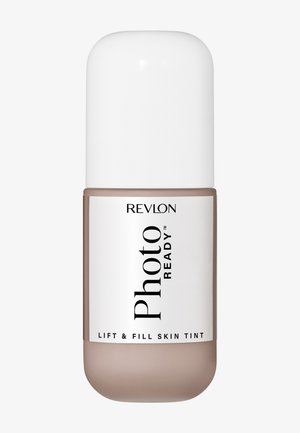 Bouteille de Revlon PhotoReady Lift & Fill Skin Tint avec un capuchon blanc et une base teintée beige-tan, étiquette avant affichant le nom du produit et la marque.