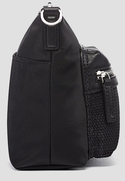 Czarna torebka wykonana z gładkiego materiału tekstylnego, z teksturowanym bocznym meszem, górnym uchwytem oraz kieszenią na zamek. Kompaktowy, zorganizowany design z minimalnymi akcentami.