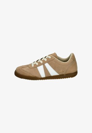 Hellbrauner Wildleder-Casual-Sneaker mit weißen Seitenstreifen, beigen Schnürsenkeln, strukturierter brauner Sohle und niedrig geschnittenem Kragen.