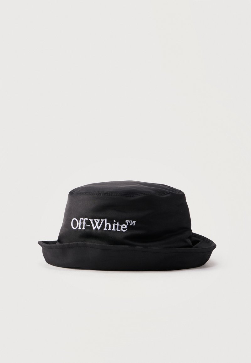 Chapeau bob noir avec le logo blanc "Off-White™" brodé à l'avant, présenté sur un fond gris clair uni.