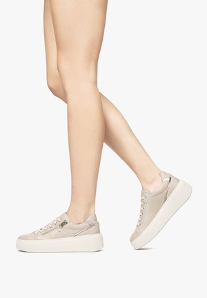 Sneaker in pelle beige con finitura lucida, punta rotonda, design con lacci e suola platform bianca. Presenta una cerniera laterale per un facile accesso.