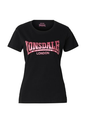 Camiseta ajustada de manga corta negra con el logo "LONSDALE LONDON" en rosa impreso en el pecho.