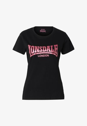 Camiseta ajustada de manga corta negra con el logo "LONSDALE LONDON" en rosa impreso en el pecho.