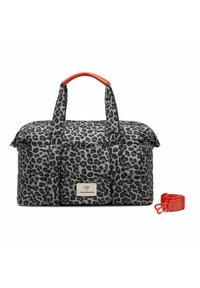 Reisetasche mit Leopardenmuster in Grautönen und roten Griffen. Verfügt über einen Reißverschluss und einen abnehmbaren roten Schultergurt. Etikett-Detail sichtbar.