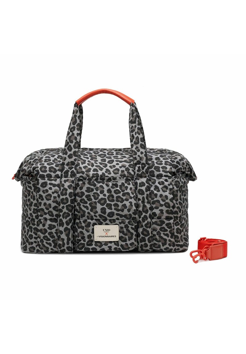 Reisetasche mit Leopardenmuster in Grautönen und roten Griffen. Verfügt über einen Reißverschluss und einen abnehmbaren roten Schultergurt. Etikett-Detail sichtbar.