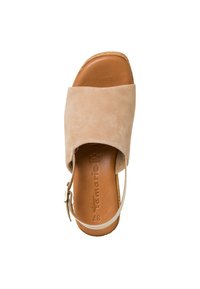Beige semišové sandály s širokým páskem a hnědou koženou stélkou. Obsahují tenký náramkový pásek se stříbrnou sponou. Plná podrážka.