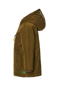 Zielono-oliwkowa ocieplana zimowa kurtka z kapturem, bocznymi kieszeniami, ściągaczami przy mankietach oraz małą zielono-żółtą naszywką w pobliżu dolnego brzegu.