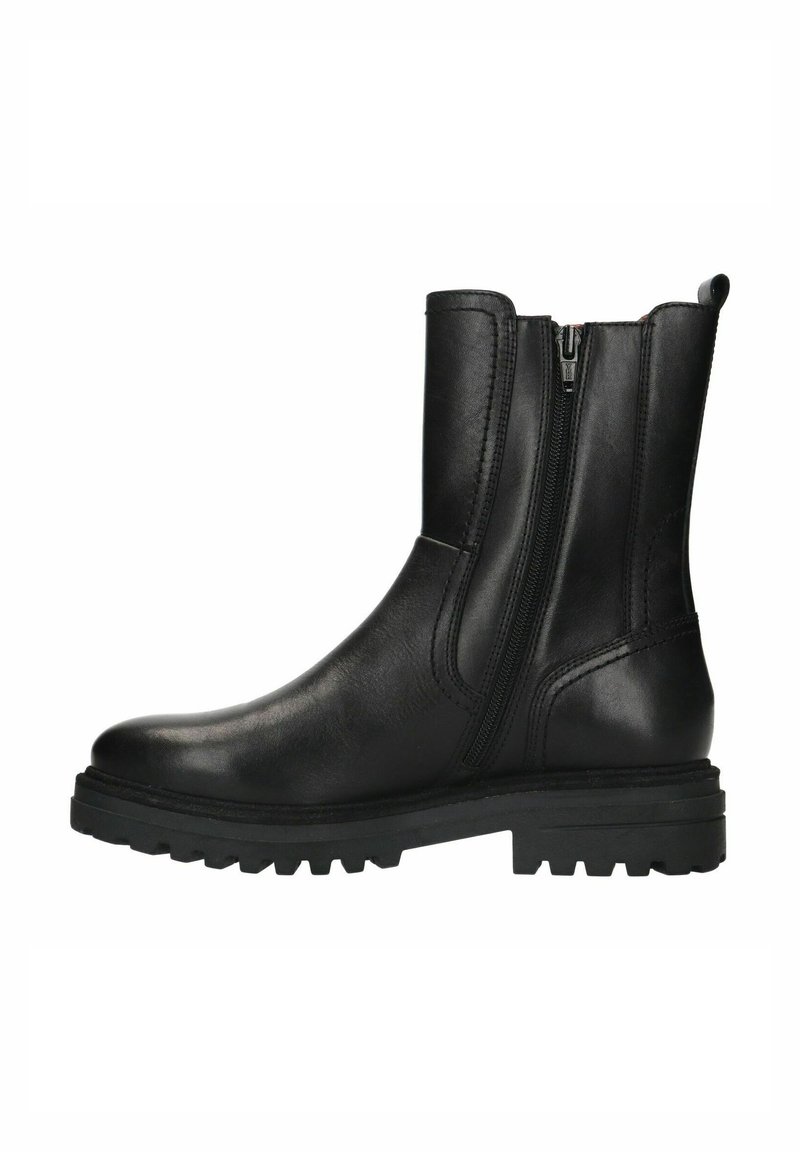 Zwarte leren enkelboot met een zijrits, ronde neus en een gestructureerde rubberen zool. Gladde afwerking met stevige stikdetails.