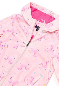 Chaqueta impermeable rosa con capucha, que presenta un estampado de unicornios y estrellas de colores. Tiene cierre de cremallera y un forro de malla.
